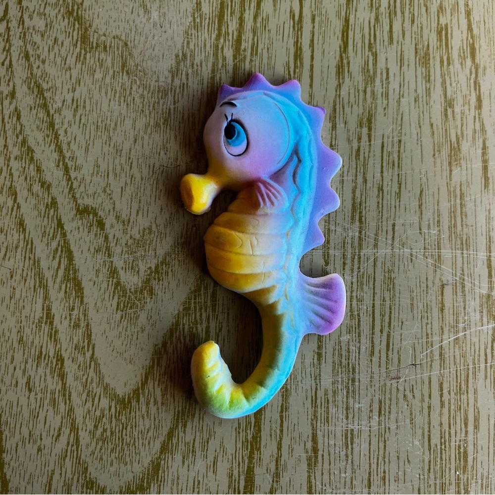 vintage rainbow seahorse rubber magnet 🌈